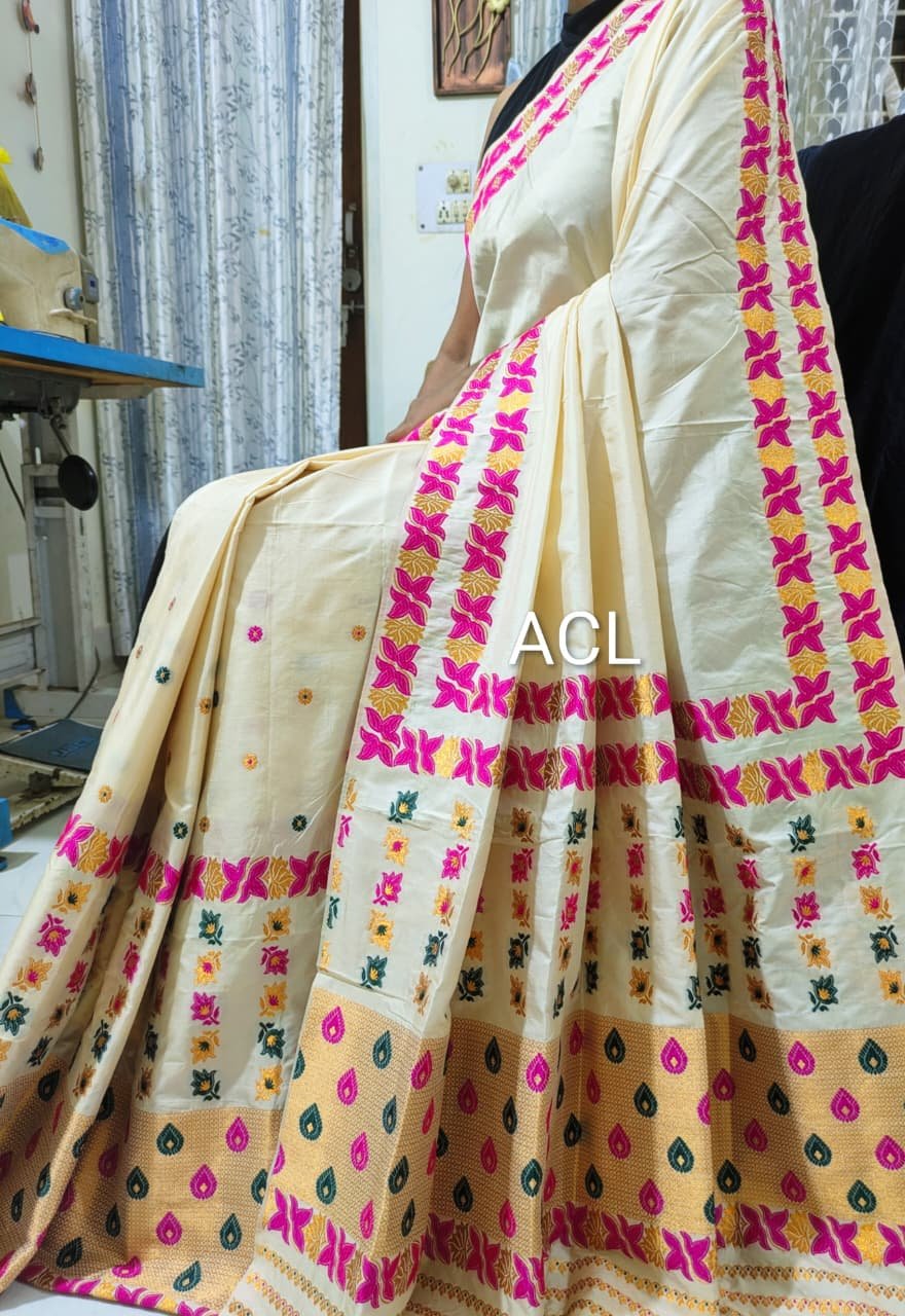 Ivory saree with woven border detail